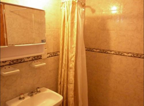 サンタ・テレシータにあるExcelente Duplex a 5 cuadras del mar con WiFi y TV Calle 36 y 6の洗面台と鏡付きシャワーを備えたバスルーム