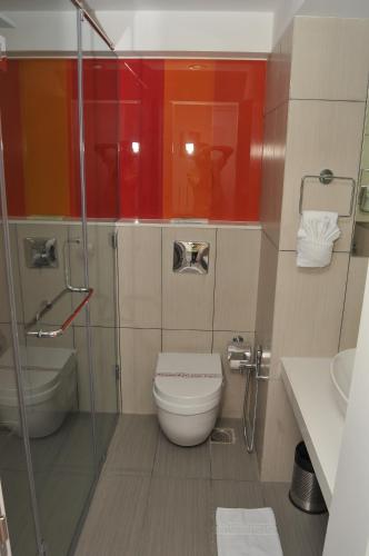 Un baño de ICON SELECT by Bhagini
