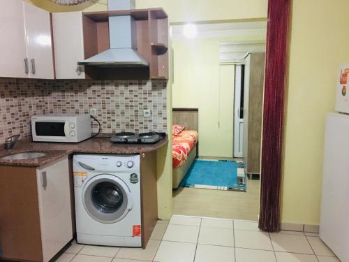 cocina con lavadora en Fimaj Residence & Hotel, en Kayseri