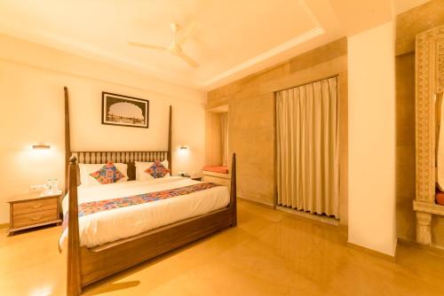Una cama o camas en una habitación de Hotel Antra Inn
