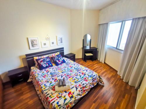 Un pat sau paturi într-o cameră la Flirty Flamingo Seaview Seafront Apartment