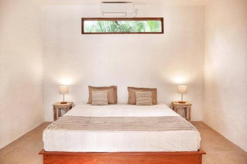 เตียงในห้องที่ Charming 3 bedrooms villa in the heart of Canggu, Echo Beach