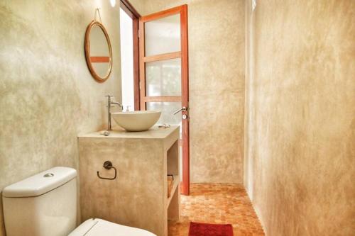 ห้องน้ำของ Charming 3 bedrooms villa in the heart of Canggu, Echo Beach