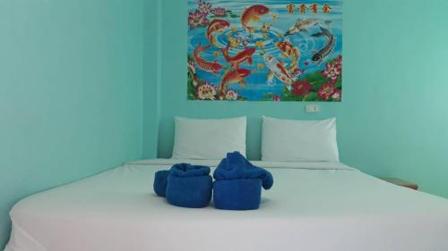 un letto con due animali di peluche blu seduti sopra di Stella Resort Khanom a Khanom