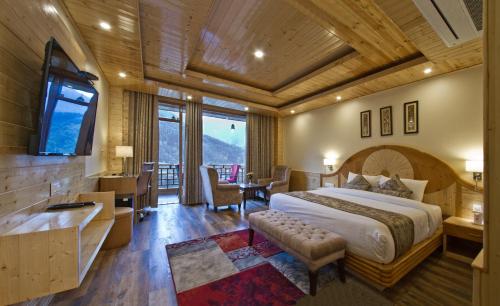 Un pat sau paturi într-o cameră la The Holiday Villa Resorts & Spa