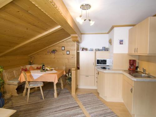 cocina con mesa y cocina pequeña con mesa y cocina en Am Großwaldbach - Chiemgau Karte, en Inzell