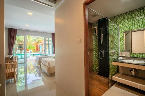 Rúm í herbergi á Phi Phi Anita Resort