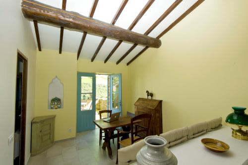 ein Wohnzimmer mit einem Tisch und Stühlen in der Unterkunft Bastide au coeur du Lubéron in Gordes
