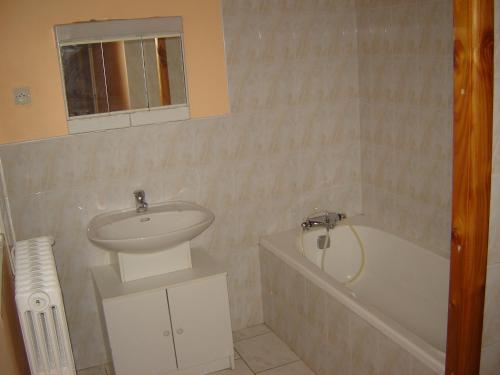 a bathroom with a sink and a bath tub at Massaflo in Besson