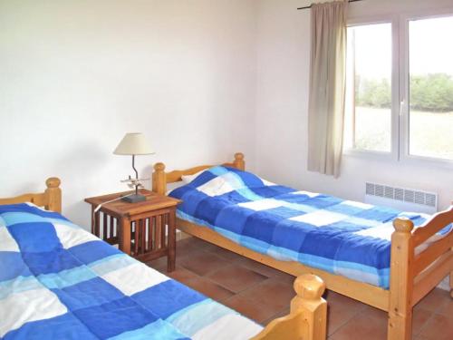 a bedroom with two beds and a window at Le Logis, charmant gîte provençal in Ampus