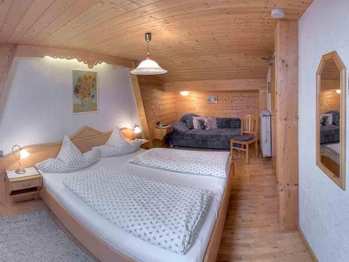 Tempat tidur dalam kamar di Andrebauernhof - Biohof - Chiemgau Karte