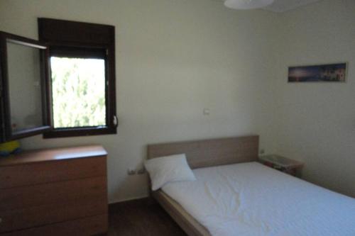 ein kleines Schlafzimmer mit einem Bett und einem Fenster in der Unterkunft Villa Maria Ποσείδι Χαλκιδικής Σπίτι με θέα in Posidi
