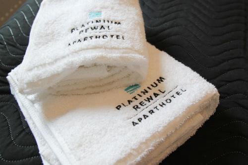 um close-up de uma toalha branca com escrita sobre ele em Platinium Rewal Aparthotel 17 em Rewal