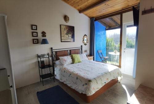 - une chambre avec un lit et une grande fenêtre dans l'établissement Casa de la abuela Bego, à Los Molinos de Ocón