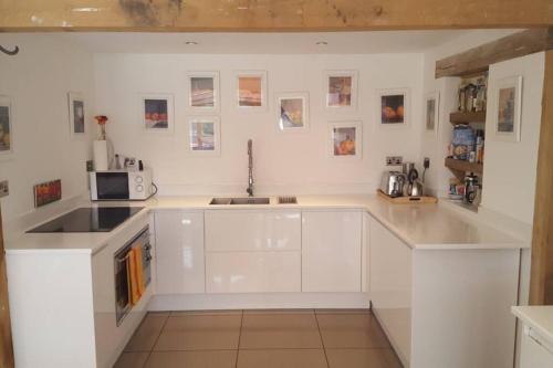 A kitchen or kitchenette at 4 Kingsize Beds Ensuite - Sleeps 8-10 - Rural Contemporary Oak Framed House