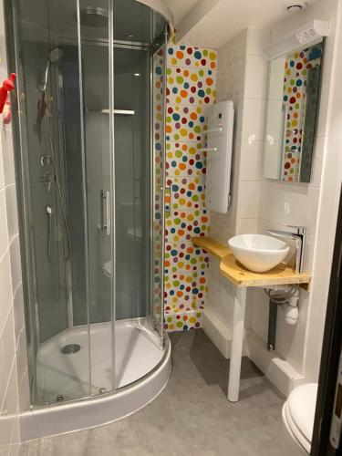 een badkamer met een glazen douche en een wastafel bij Plagne Centre - Immeuble Le Mustag - Wifi in Aime La Plagne