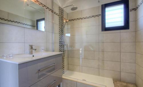VILLAS D'ELBA في جيزنوكسيا: حمام مع حوض ودش مع مرآة
