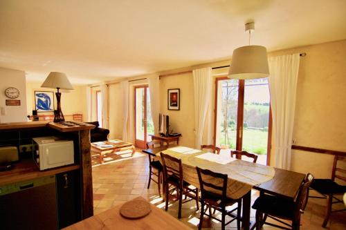 Kuchyň nebo kuchyňský kout v ubytování Les zygotes, au coeur du Périgord Noir