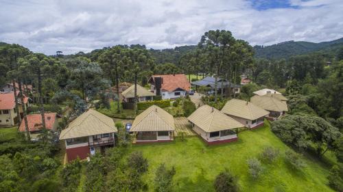 モンテ・ヴェルデにあるエスタラージェン マンデヴィルの家屋付き村の空中風景
