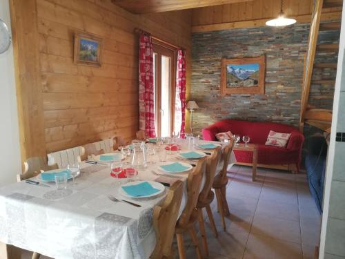 a dining room with a long table and chairs at crocus in Saint-Martin-de-Belleville