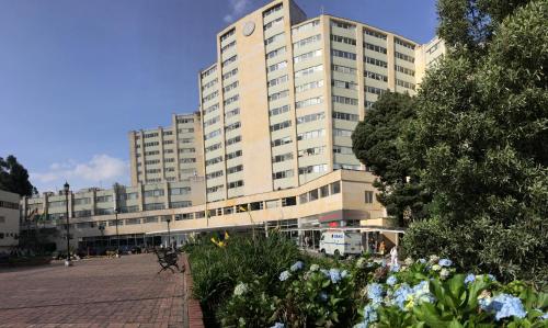 a city street with tall buildings and trees at Caravansaro Horacio 1719 Polanco in Mexico City