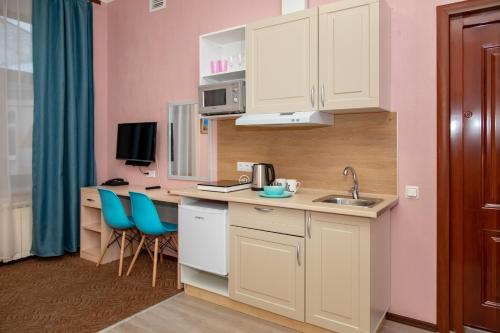 Кухня или мини-кухня в Гостевые комнаты и апартаменты Грифон
