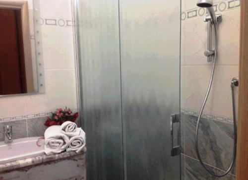 La salle de bains est pourvue d'une douche, d'un lavabo et de serviettes. dans l'établissement Hotel Aquilia, à Laigueglia