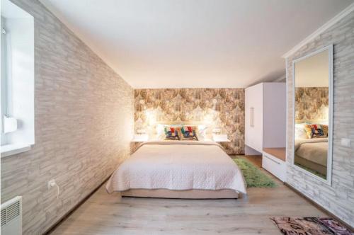 Un dormitorio con una cama grande y un espejo grande. en Hotel-Home Bed&Bike, en Bila Tserkva