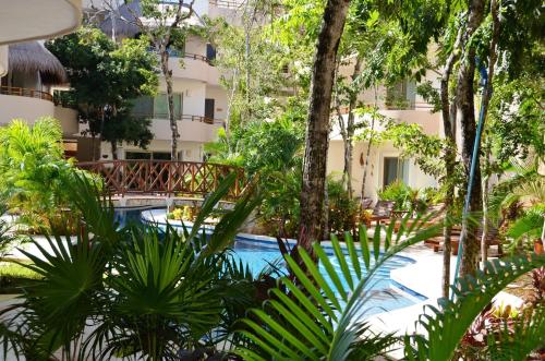 een resort met een zwembad en bomen bij Stay in Tulum! in Tulum