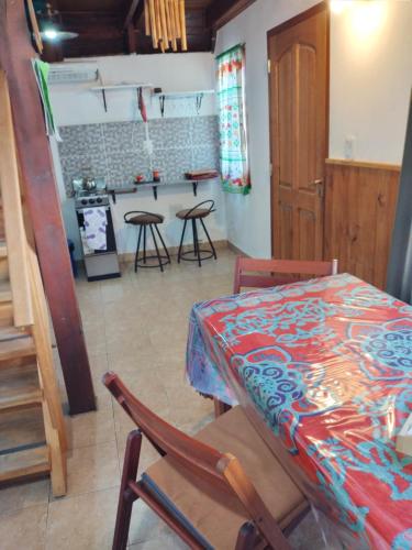 Habitación con mesa, sillas y cocina. en Freecis en Esquel