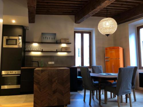 O bucătărie sau chicinetă la L'appartement de Chiara a Annecy