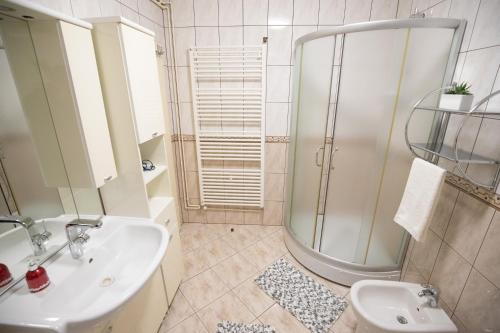 Koupelna v ubytování EXCELLENT - Kuća za odmor u Županji