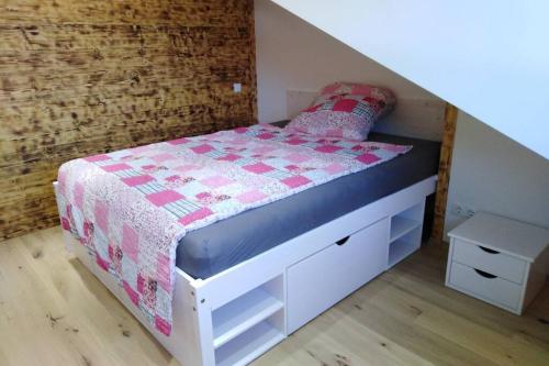Llit o llits en una habitació de Komplette Dachwohnung mit Balkon und Bergblick