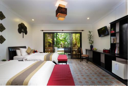 Habitación de hotel con 2 camas y TV en La Residence WatBo Hotel, en Siem Reap