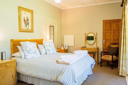 Una cama o camas en una habitación de Dunroamin Bed and Breakfast