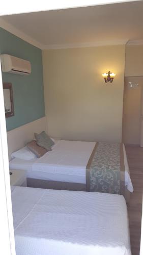 Кровать или кровати в номере Artemis Hotel