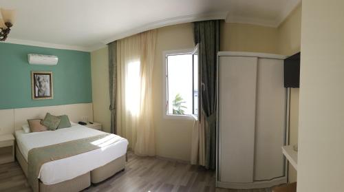 Кровать или кровати в номере Artemis Hotel