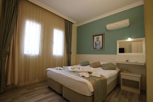 Postel nebo postele na pokoji v ubytování Artemis Hotel