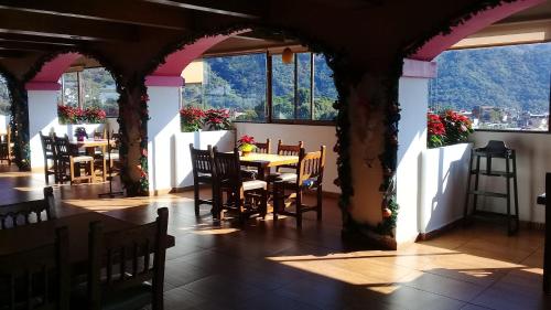 Hotel Villa de Cortez tesisinde bir restoran veya yemek mekanı