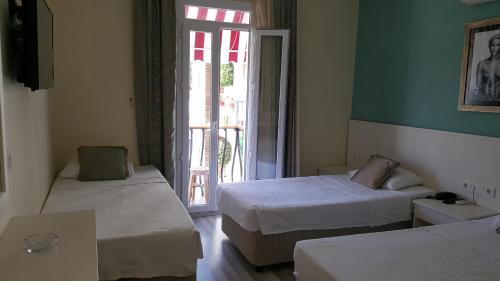 Кровать или кровати в номере Artemis Hotel