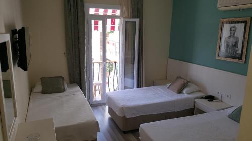 Кровать или кровати в номере Artemis Hotel