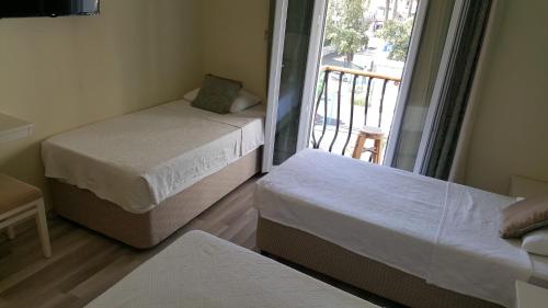 Кровать или кровати в номере Artemis Hotel