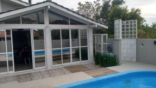 una casa con piscina frente a ella en Casa com piscina, en Florianópolis