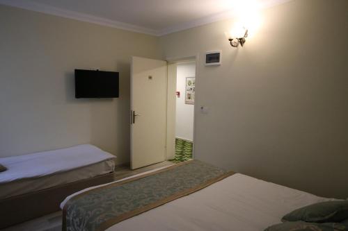 Кровать или кровати в номере Artemis Hotel