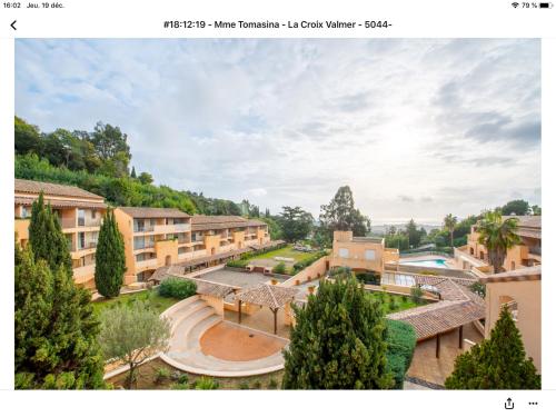 - une vue sur un complexe avec une piscine et des arbres dans l'établissement Superbe appartement T1 duplex,vue mer, à La Croix-Valmer