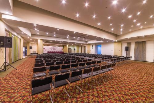 an empty hall with rows of chairs and a stage at Wyndham Executivo Culiacan in Culiacán