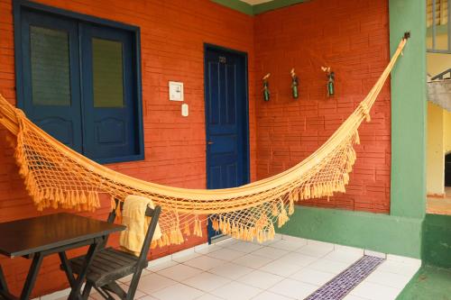 a hammock hanging on the side of a house at Pousada Vila do Mar in São Luís