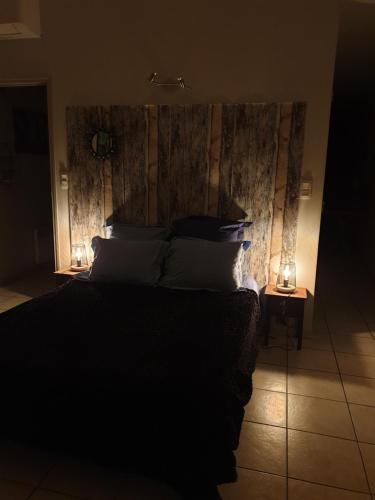 a bedroom with a bed with a wooden headboard at Appartement Terrasse - Hypercentre in Avignon