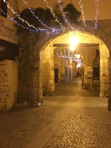 an alley at night with christmas lights at Hotel Villa Rosa in Sirmione