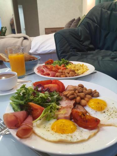 dos platos de desayuno en una mesa en Citylife Boutique Hotel, en Járkov